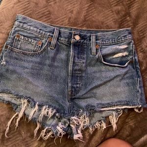 LEVI’S 501 cut off distressed jean shorts